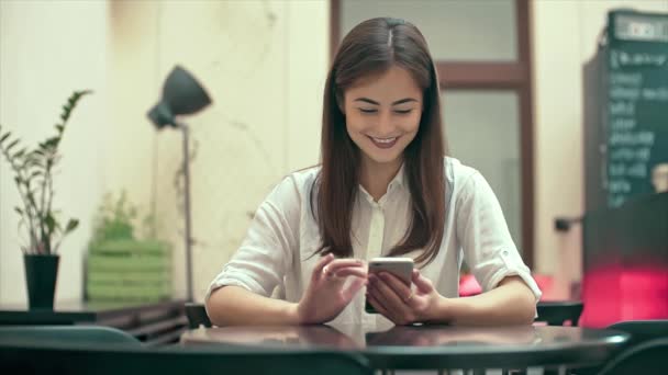 Женщина с помощью приложения на смартфоне в кафе Slow Motion — стоковое видео