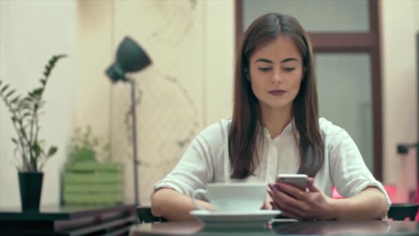 Mulher usando o aplicativo no Smartphone no Café em câmera lenta — Vídeo de Stock