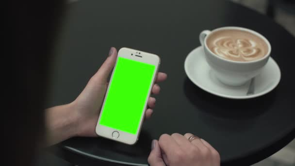 Mujer usando un teléfono móvil con pantalla verde — Vídeos de Stock