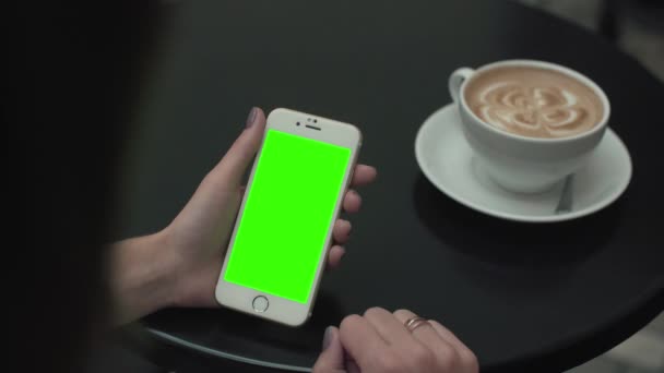 Wanita menggunakan telepon genggam dengan layar hijau — Stok Video