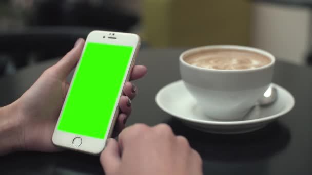 緑色の画面で携帯電話を使って女性 — ストック動画