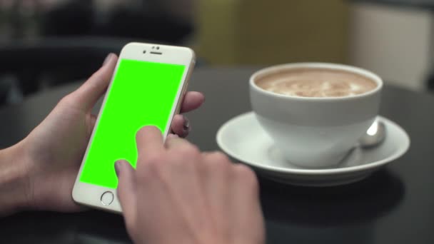 Vrouw met behulp van een mobiele telefoon met groen scherm — Stockvideo