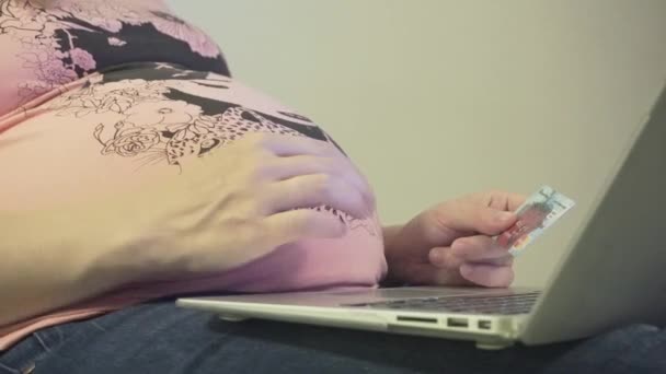 Mujer usando un portátil móvil con pantalla verde — Vídeos de Stock