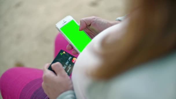 Mujer usando un teléfono móvil con pantalla verde — Vídeo de stock