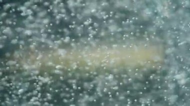 Kadar yükselen ve patlayan su kabarcıkları