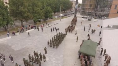 Onların tüfek taşıyan bir oluşumu içinde kadrosu kalmak