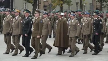 Onların tüfek taşıyan bir oluşumu içinde kadrosu kalmak