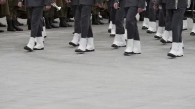 Onların tüfek taşıyan bir oluşumu içinde kadrosu kalmak