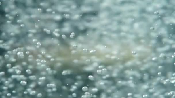 Burbujas de agua subiendo y explotando — Vídeo de stock