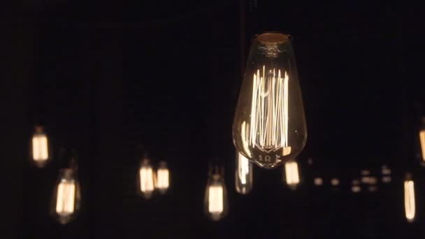 Lâmpada de incandescência isolado brilho de filamento lenta piscando — Vídeo de Stock