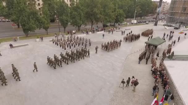 Ομάδα διαμονή σε ένα σχηματισμό που μεταφέρουν όπλα τους — Αρχείο Βίντεο