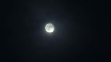 Dolunay ile gece dışarı bulut