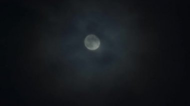 Dolunay ile gece dışarı bulut