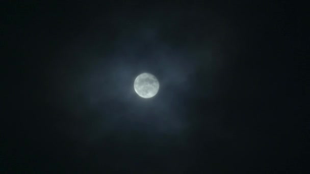 구름 밖으로 밤에 보름달 — 비디오