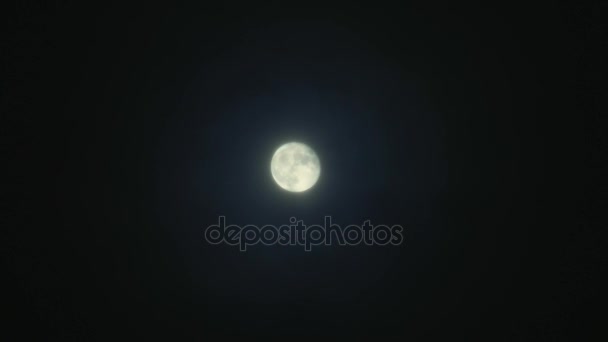 满月在晚上与出云 — 图库视频影像