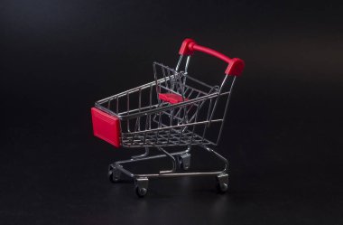 Alışveriş arabası kırmızı arka plan