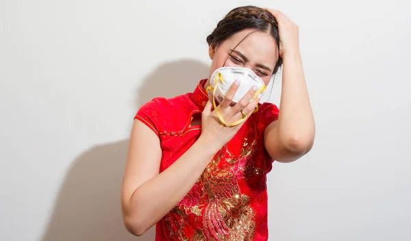 Kinesisk Kvinna Orolig För Att Bära N95 Mask För Att — Stockfoto