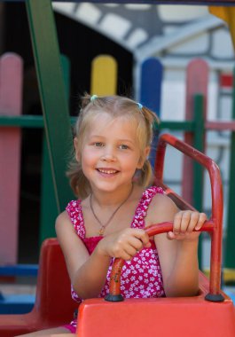 Pembe elbiseli küçük bir kızın portresi.