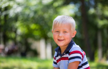 Bebek doğa gülümseyen