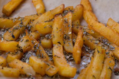 Fırında pişmiş patates dilimleri