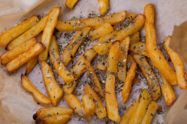 Fırında pişmiş patates dilimleri