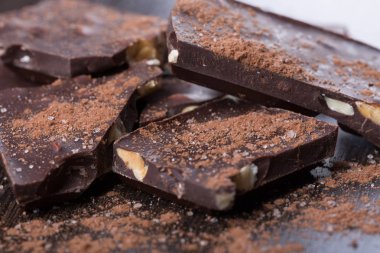 kakao tozu ile koyu çikolata parçaları