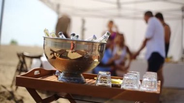 Günbatımı zaman sahilde bira şişesi