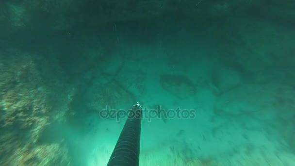 Unterwasserjäger taucht in die Grotte ein Stock-Filmmaterial