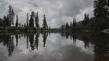 Göz kamaştırıcı olsun dağ yaz manzarası