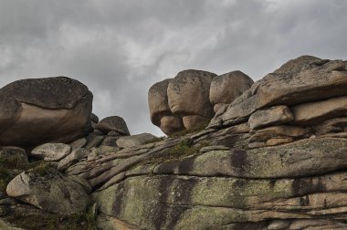 Göz kamaştırıcı olsun dağ yaz manzarası