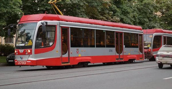 Nowy czerwony tramwaj poruszający się ulicą — Zdjęcie stockowe