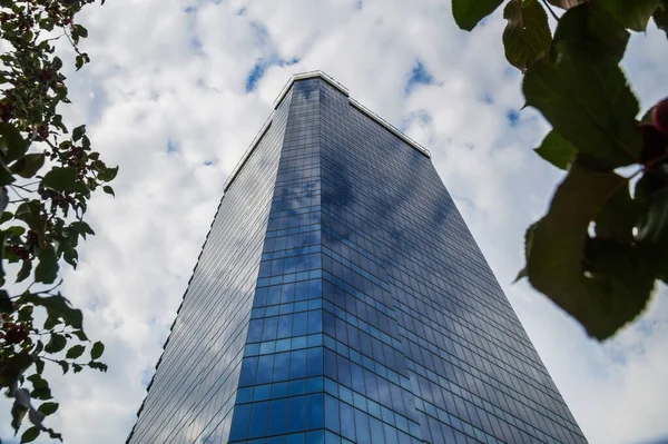 Wysoki budynek drapacza chmur z lustrzanymi ścianami — Zdjęcie stockowe