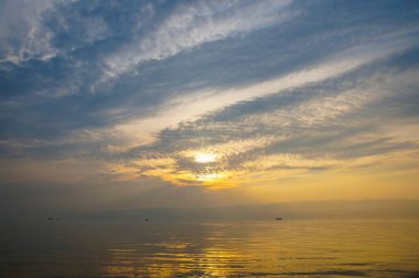 Muhteşem Altın Gün batımı Mavi sakin bir göl üzerinde