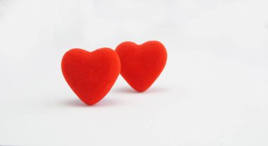 Beyaz arka planda iki kırmızı kalp.