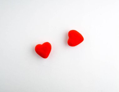 Beyaz arka planda iki kırmızı kalp.