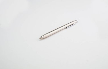 Beyaz arkaplanda metal saplı plastik kalem