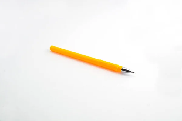 Žlutá rukojeť plastové pero na bílém pozadí — Stock fotografie