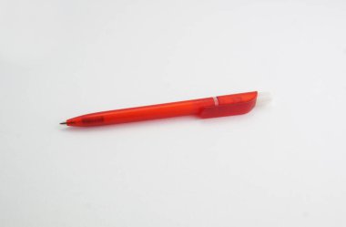Beyaz arkaplanda plastik kırmızı tükenmez kalem