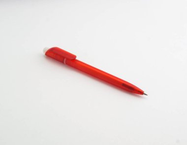 Beyaz arkaplanda plastik kırmızı tükenmez kalem