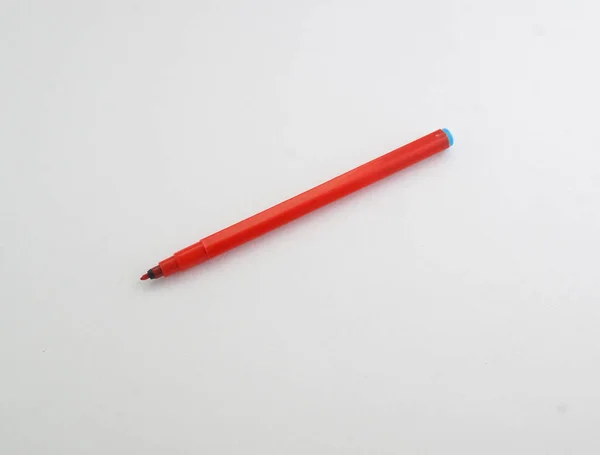 Plastic rode stift op een witte achtergrond — Stockfoto