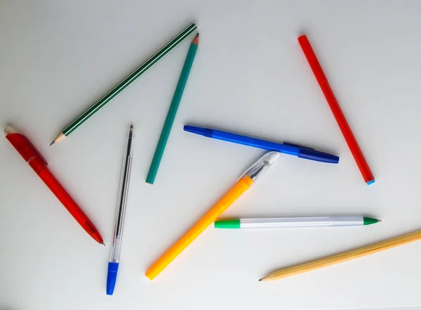 Різнокольорові Ручки Олівці Випадково Розташовані Білому Тлі — стокове фото