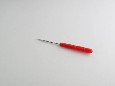 Beyaz arka planda kırmızı saplı keskin çene.