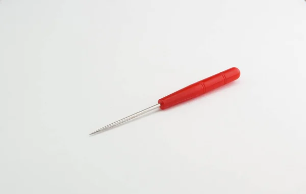 Острый Шило Красной Ручкой Белом Фоне — стоковое фото