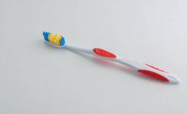Beyaz arkaplanda çok renkli diş fırçası