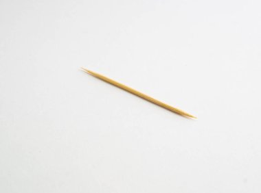 Keskin ahşap kürdan beyaz arka planda