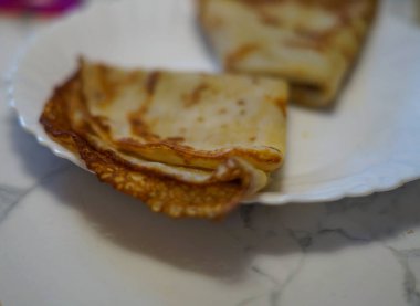 İki ağız sulandıran krep beyaz bir tabakta