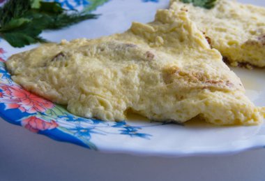 Beyaz arka planda renkli bir tabakta sıcak omlet.
