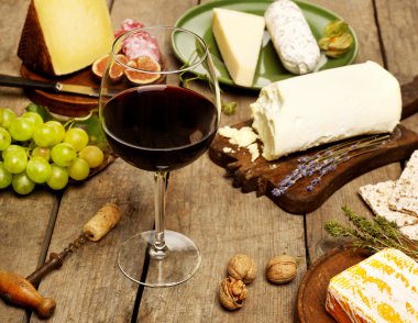 Peynir varyasyon ve kırmızı şarap