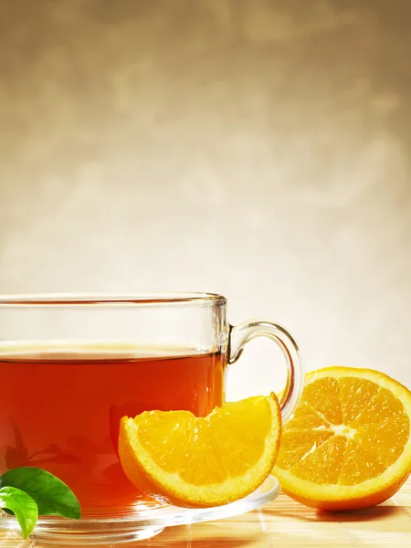 Teetasse und Orangenscheiben — Stockfoto