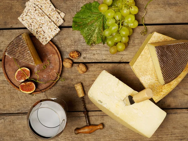 Brânză și vin pe masă de lemn — Fotografie, imagine de stoc